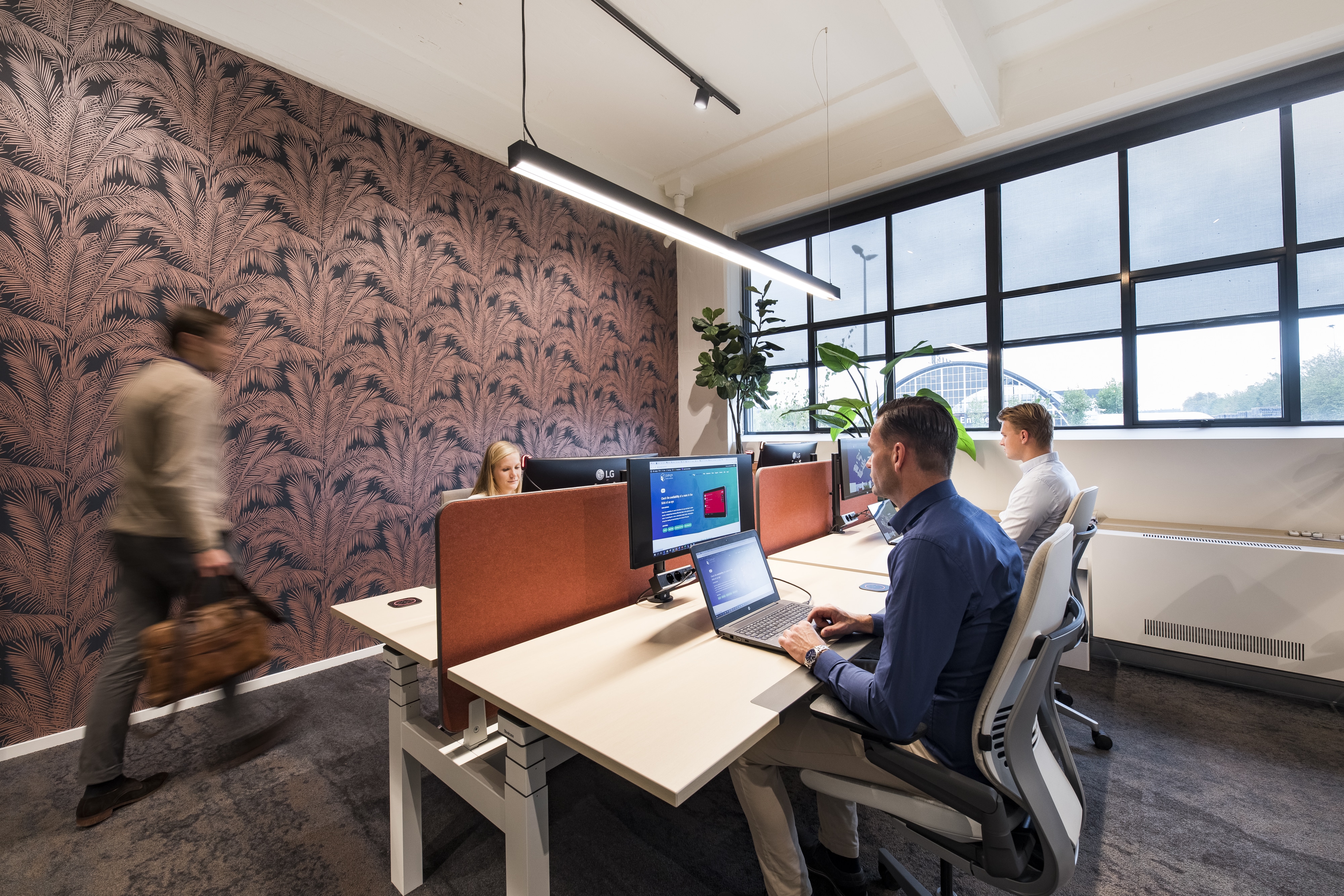 GoBright Smart Office Lösungen, die das hybride Arbeiten in der Zukunft des Büros unterstützen
