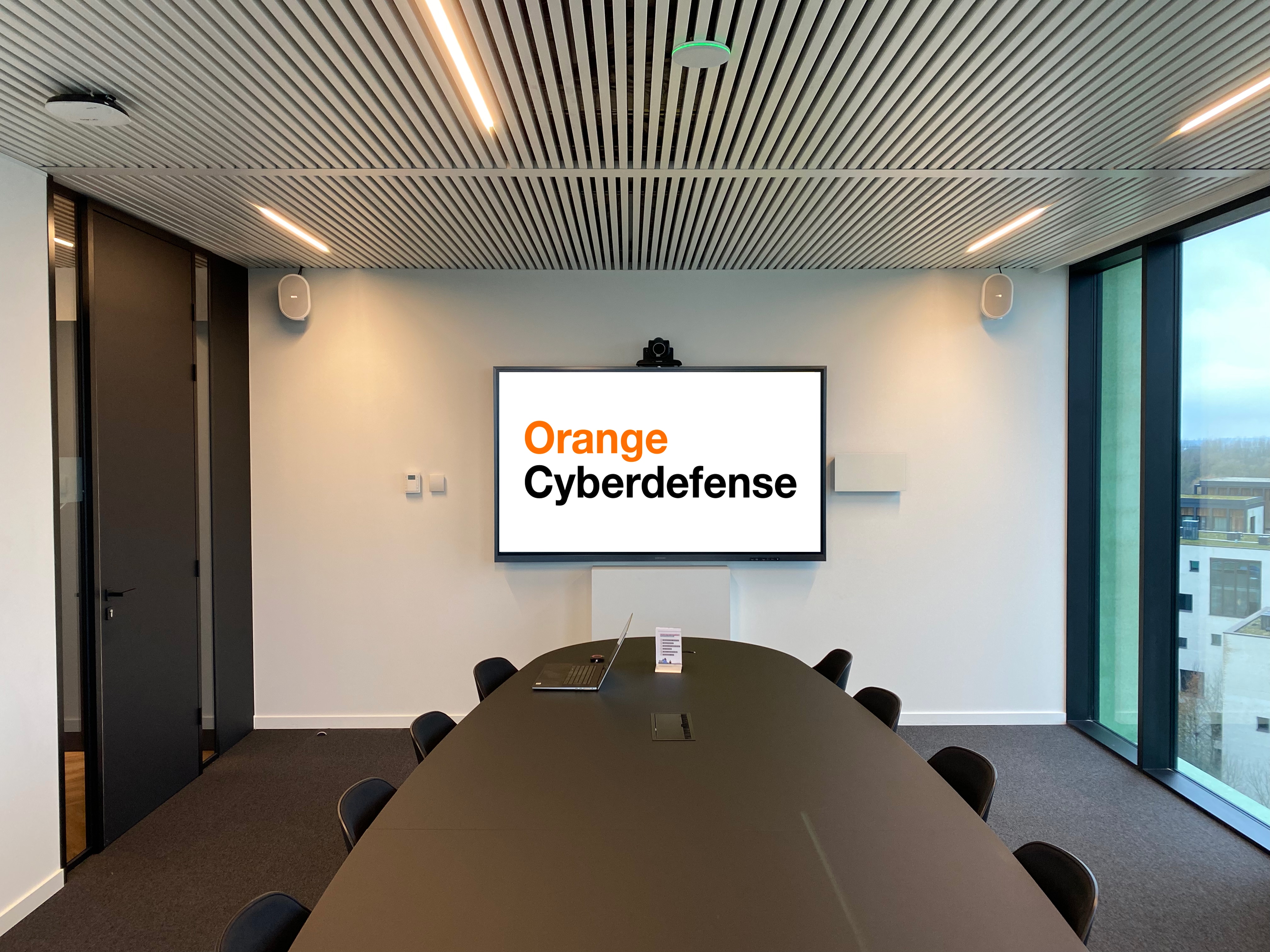 Orange Cyberdefense GoBright Hybrid Working solutions meeting room