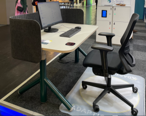 GoBright - Orgatec inspiration - GoBright bureau et chaise AdaptionLab, tous deux réglables en hauteur