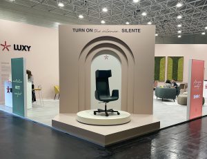 GoBright - Orgatec inspiration - Luxuriöser leiser Stuhl. Ermöglicht es dem Benutzer, Musik zu hören oder zu telefonieren, ohne dass andere etwas hören.