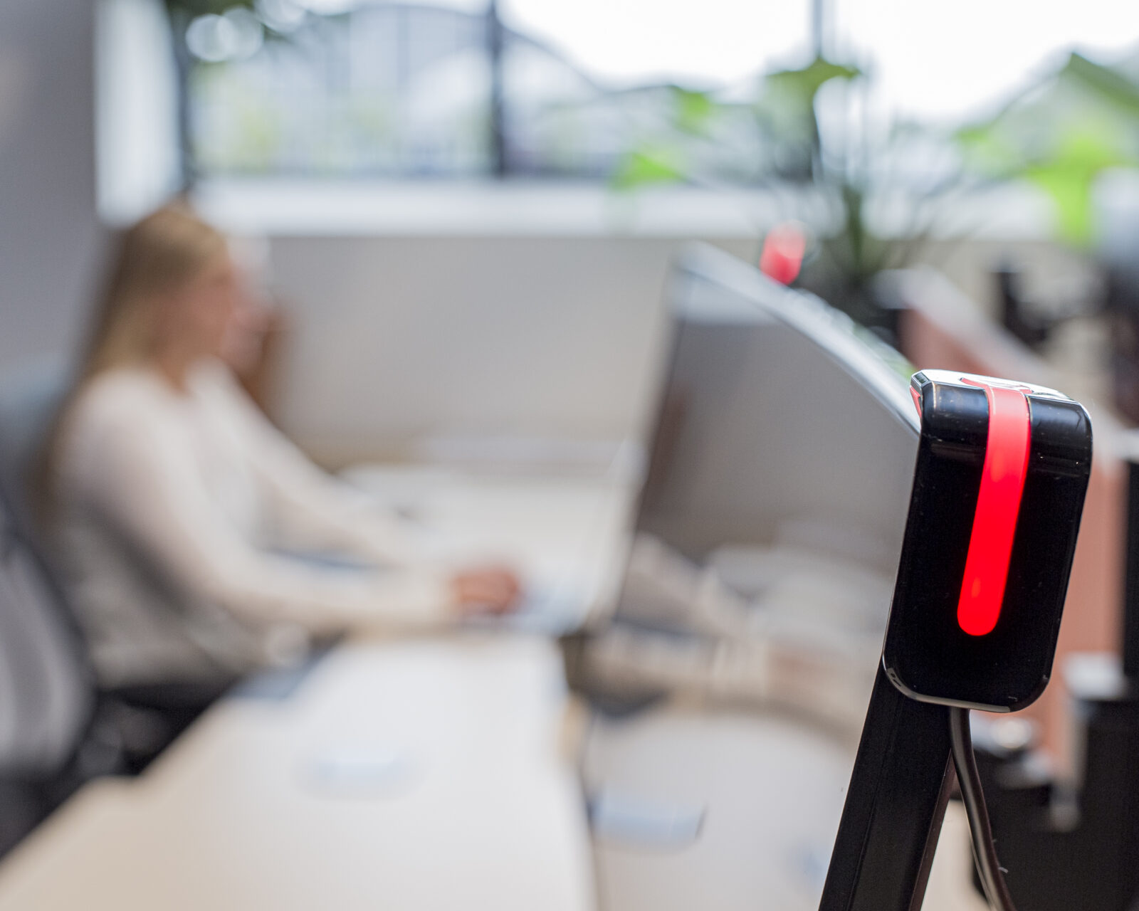 GoBright - Hardware - Glow - Desk Booking - Improve visibility