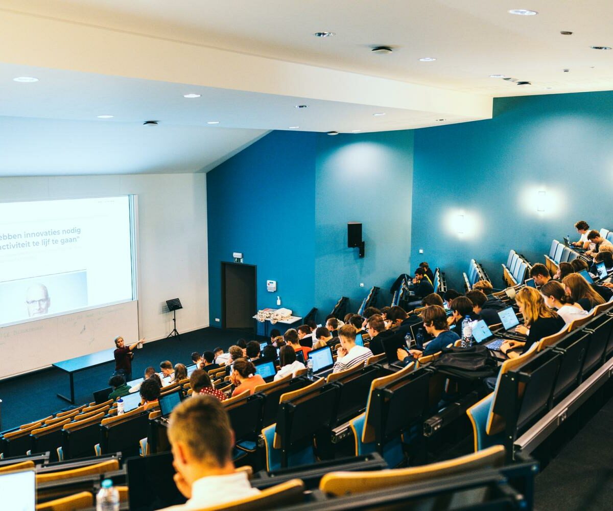 GoBright Klantvoorbeeld – Thomas More – een collegezaal vol studenten – het campusgebouw van Thomas More maakt gebruik van bezettingsgegevens van GoBright om het gebruik van de collegezalen bij te houden.