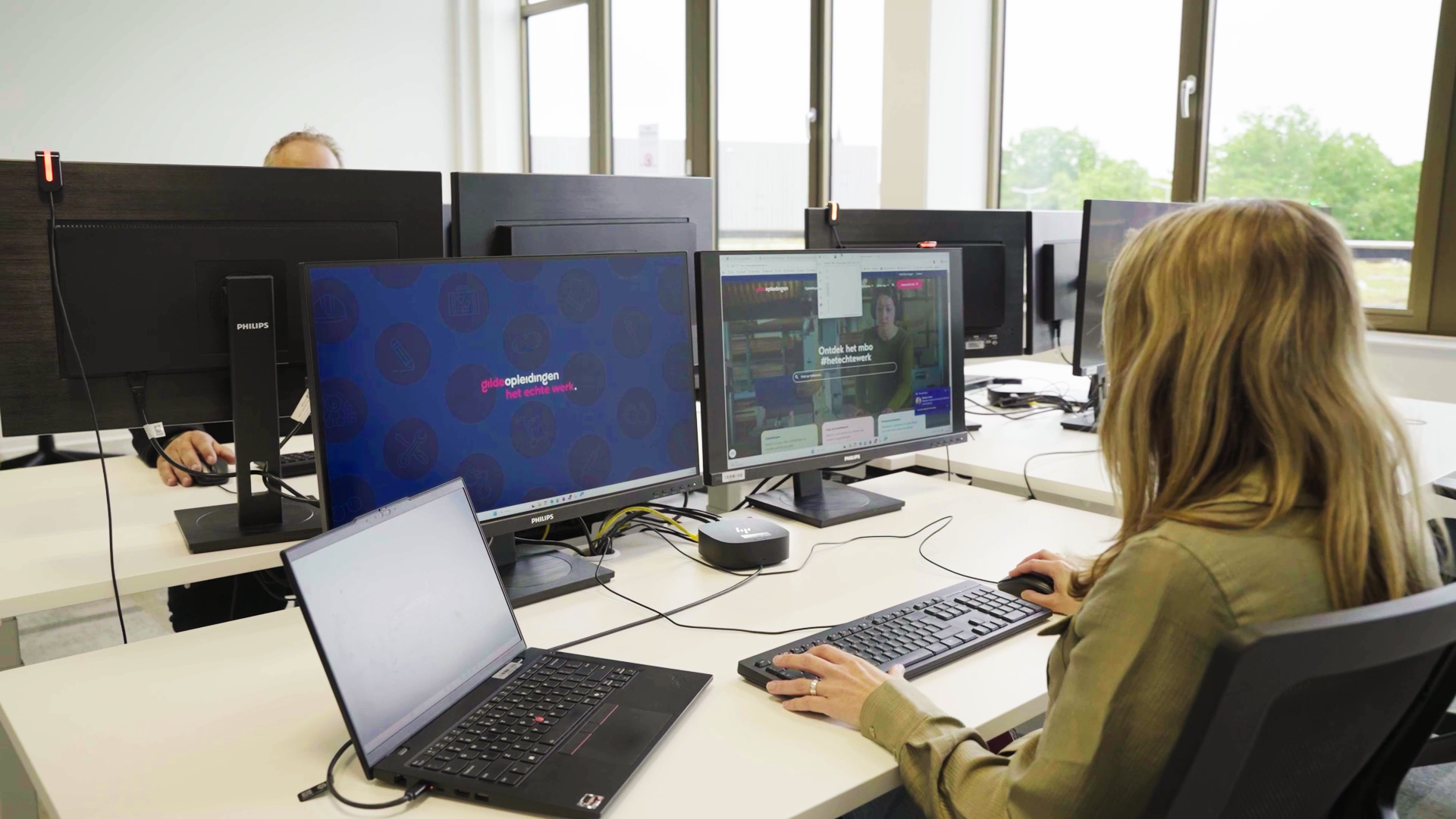 GoBright customer case at ROC Gilde: a woman working at a desk workstation.