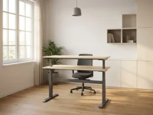 Un bureau assis-debout en pleine transformation, dans un bureau minimaliste aux finitions en bouleau clair, baigné par la lumière chaleureuse de la fenêtre et décoré dans des tons sobres de blanc et de gris ardoise.